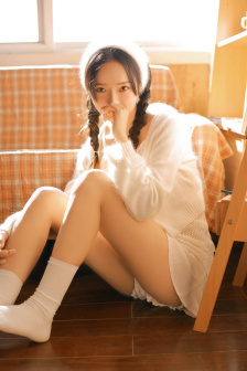 男生和女生在一起玩儿小游戏